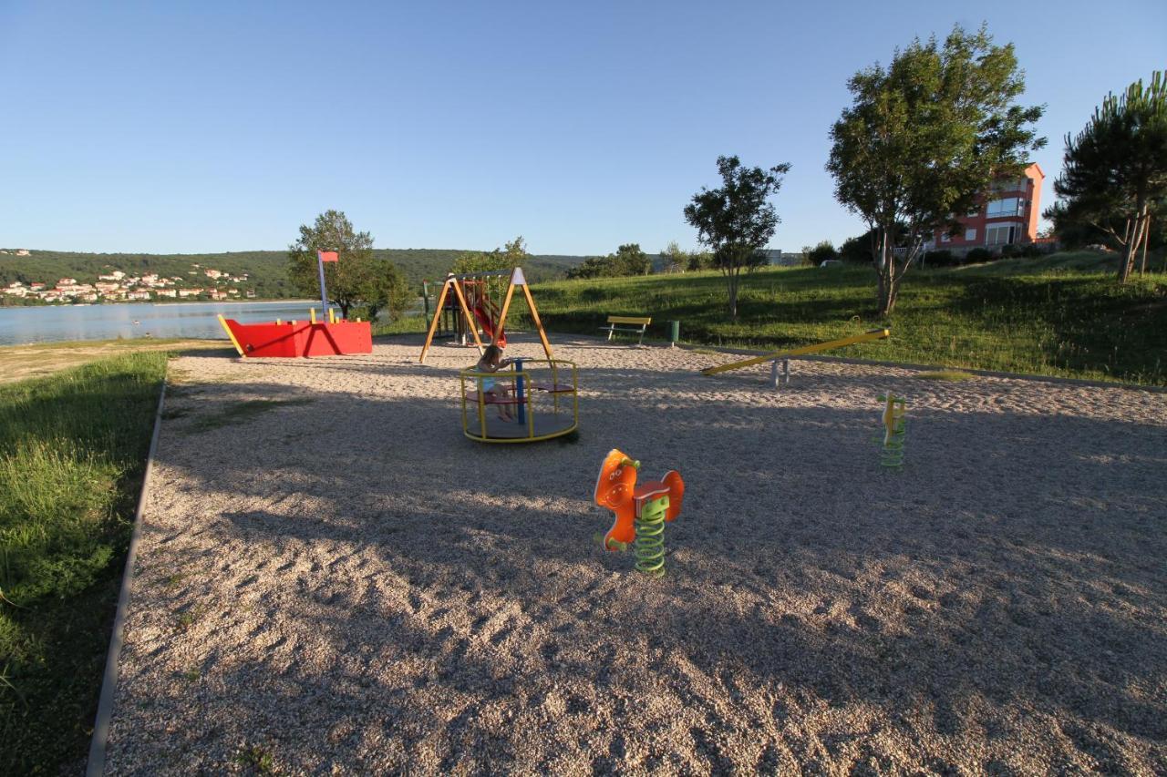 Apartments Klaudija Čižići Екстериор снимка