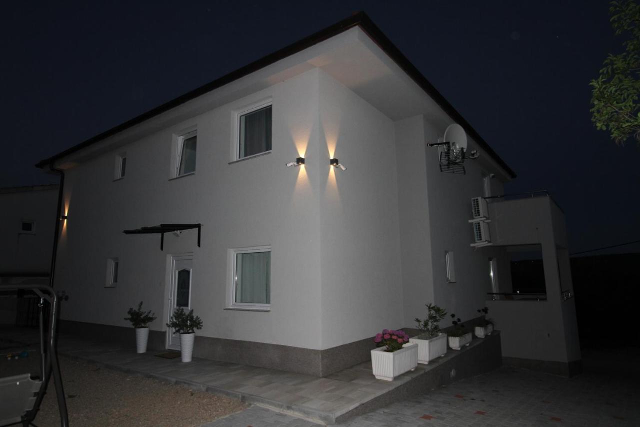 Apartments Klaudija Čižići Екстериор снимка