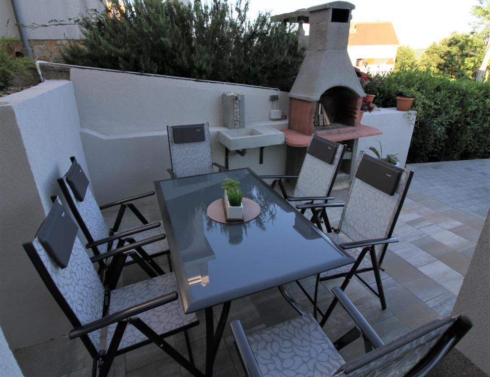 Apartments Klaudija Čižići Екстериор снимка